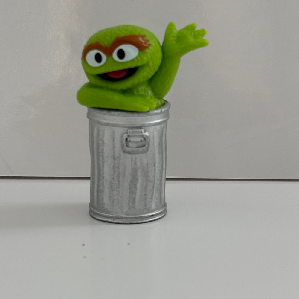Sesame Street Oscar the Grouch Mini Collectible Figure